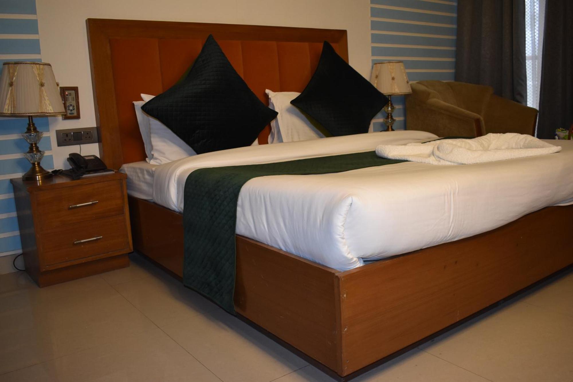 Hotel Padmini Palace Rani Pokhri Екстер'єр фото